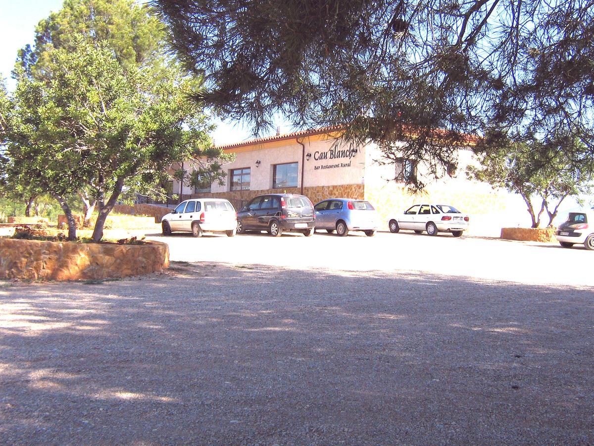 Hotel Restaurant Cau Blanch Useras Bagian luar foto